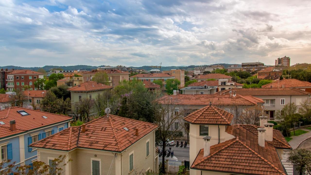 Hotel President'S Pesaro Kültér fotó